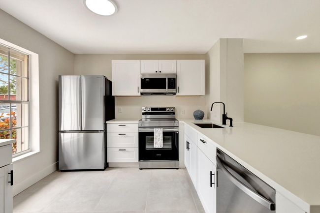 733 Nantucket Cir, Condo with 2 bedrooms, 2 bathrooms and null parking in Lake Worth FL | Image 4