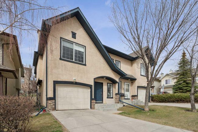 48 Hidden Creek Rise Nw, Home with 3 bedrooms, 2 bathrooms and 2 parking in Calgary AB | Image 2