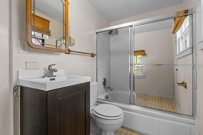 Well-appointed full bathroom, perfect for convenience and comfort. | Image 21