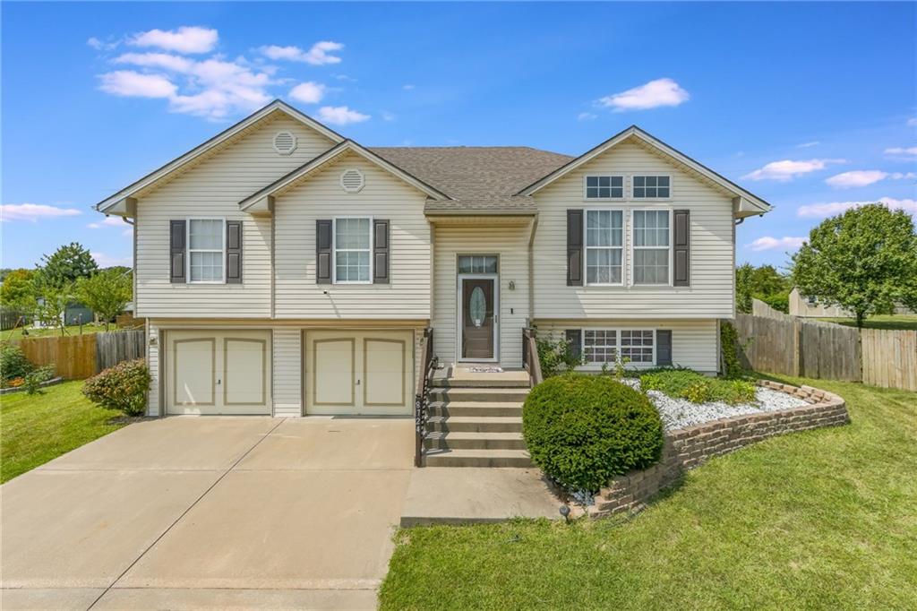 Robinhood Ave, Kansas City, MO 64154