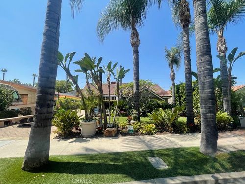 423 Newton St, San Fernando, CA, 91340-2418 | Card Image