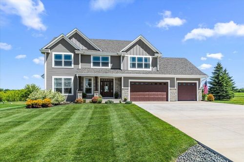 2900 Loretta Ln, West Bend, WI, 53090-8666 | Card Image