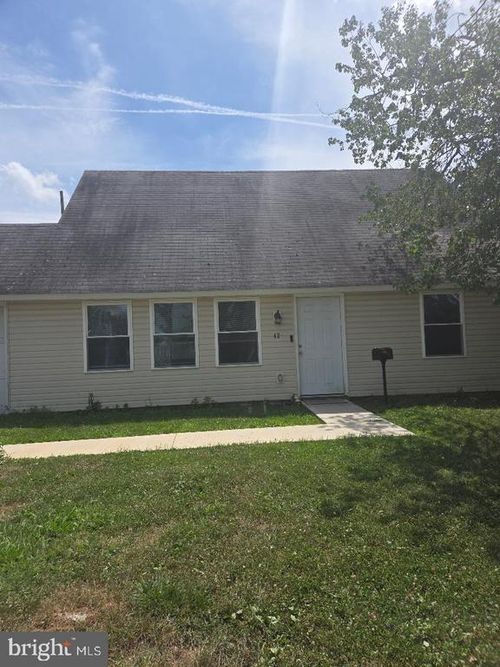42 Indian Red Rd, LEVITTOWN, PA, 19057-2318 | Card Image