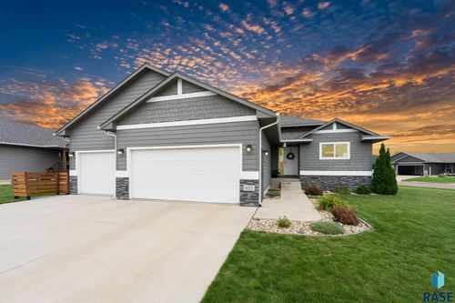 612 Legendary Dr, Harrisburg, SD, 57032-4322 | Card Image