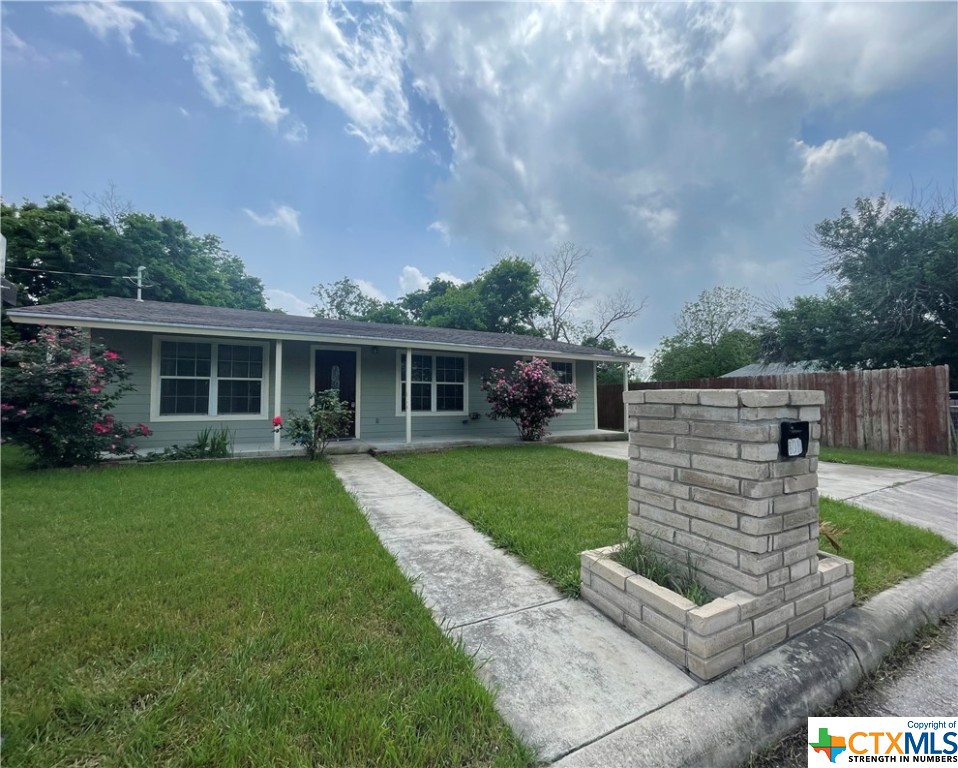 Mesquite St, Seguin, TX 78155