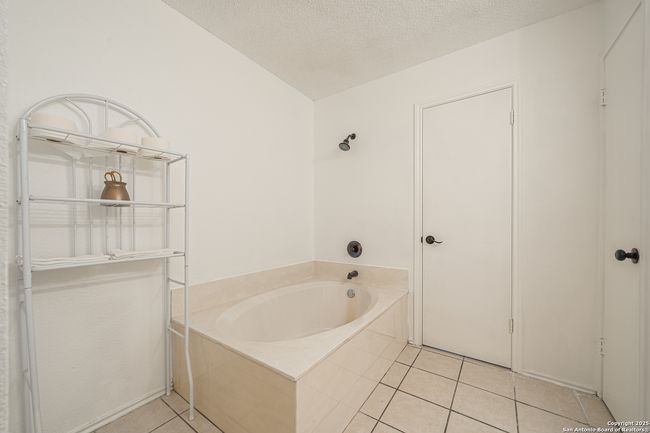 9907 Autumn Vly, House other with 4 bedrooms, 3 bathrooms and null parking in Converse TX | Image 24