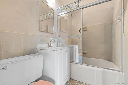 apt-2e-7 Fordham Hill Oval, Bronx, NY, 10468-4840 | Card Image