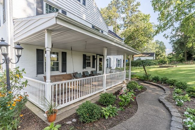 Morning coffee on this huge porch would be so nice! | Image 6