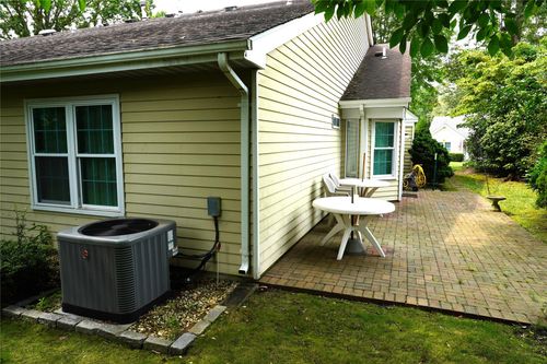 12 Baldwin Ct, Ridge, NY, 11961-1605 | Card Image