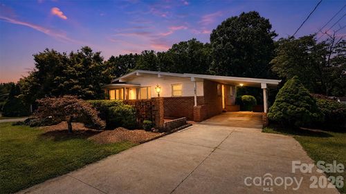 1857 8th Street Dr Ne, Hickory, NC, 28601-2191 | Card Image