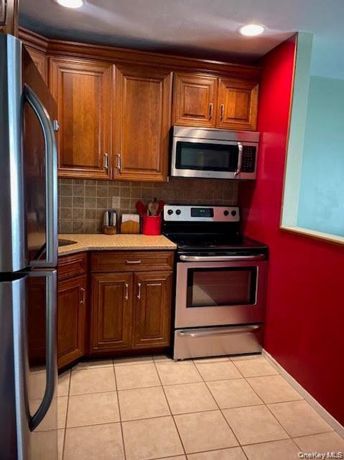 apt-33-650 Newbridge Rd, East Meadow, NY, 11554-5238 | Card Image