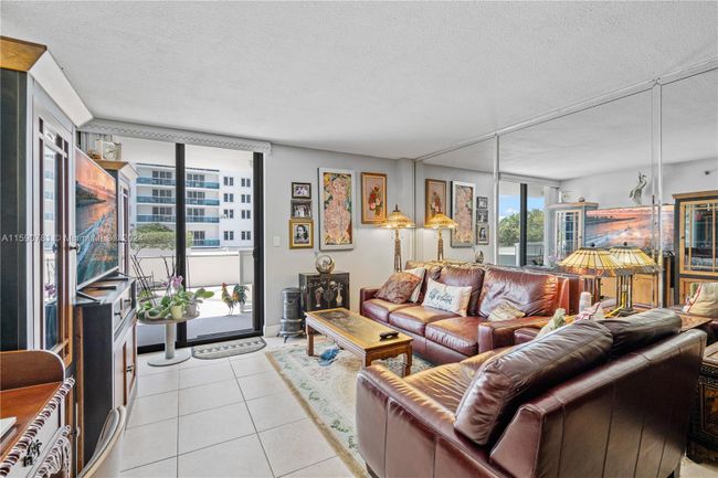 404 - 2401 Collins Ave, Condo with 2 bedrooms, 2 bathrooms and null parking in Miami Beach FL | Image 21