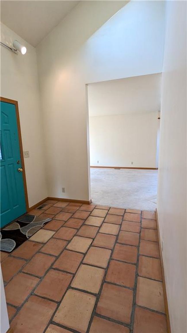 View of empty room | Image 12