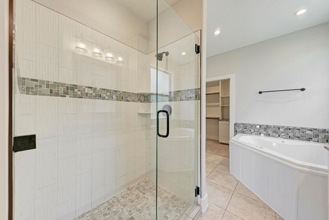 Soaking Tub and Walk-in Shower | Image 25
