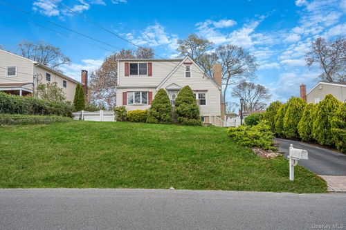 345 Ontario Street, Islip, NY, 11779 | Card Image