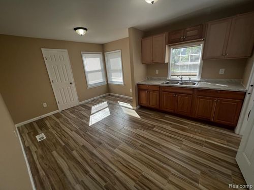 9091 Fielding St, Detroit, MI, 48228-1670 | Card Image