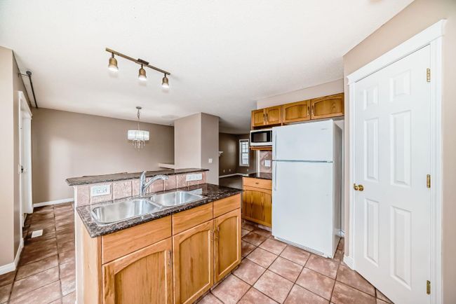 118 Hidden Creek Gardens Nw, Home with 3 bedrooms, 2 bathrooms and 4 parking in Calgary AB | Image 5