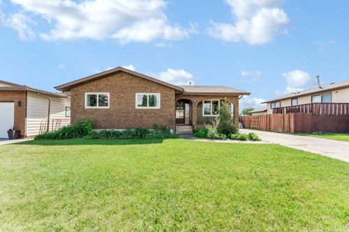 9 Elliott St Se, Medicine Hat, AB, T1B2V7 | Card Image