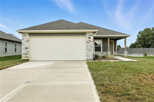 428 Valley View Dr, Tonganoxie, KS, 66086-2207 | Card Image