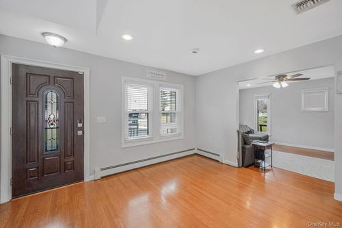 19 Goodwin Ln, Coram, NY, 11727-1432 | Card Image