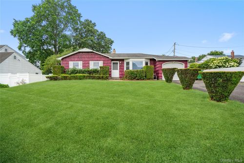 86 Cirrus Rd, Holbrook, NY, 11741-4403 | Card Image