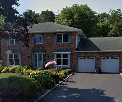 18 Barnsley Ln, Sayville, NY, 11782-1469 | Card Image