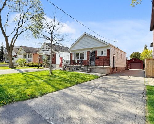 24 Braeburn Ave, Etobicoke, ON, M9P2J3 | Card Image