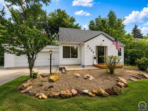 2226 Sw Burnett Rd, Topeka, KS, 66614 | Card Image