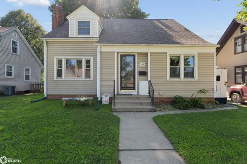 212 S Vermont Ave, Mason City, IA, 50401-4244 | Card Image
