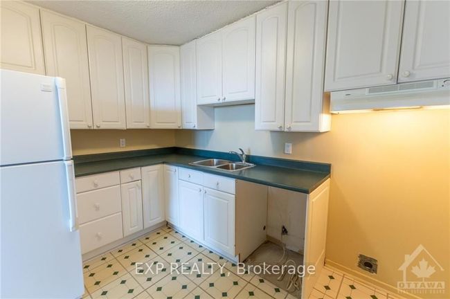 1002 - 1380 Prince Of Wales Dr, Condo with 2 bedrooms, 1 bathrooms and 1 parking in Ottawa ON | Image 7