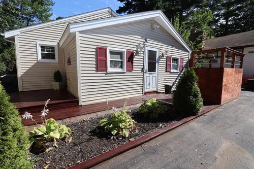 8 Maple St, Kingston, NH, 03848-3344 | Card Image