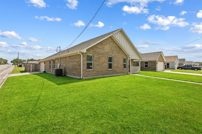 311 E Galveston St, House other with 3 bedrooms, 2 bathrooms and null parking in Giddings TX | Image 5