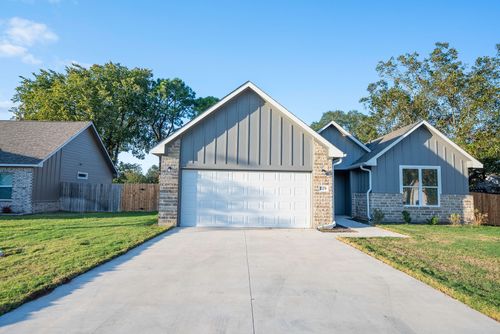 129 Callie St, Smithville, TX, 78957-2567 | Card Image