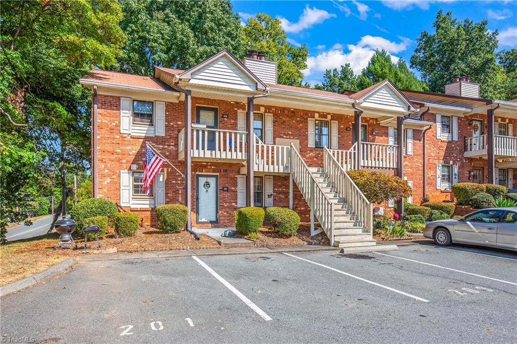 Olde Vineyard Ct, Winston Salem, NC 27104