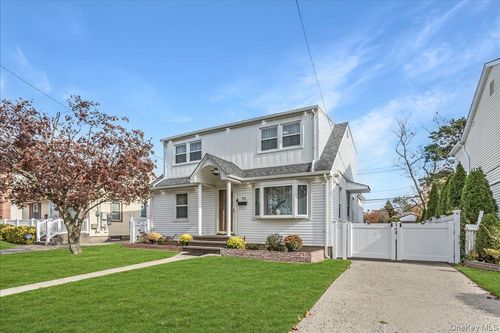 95 Norman St, New Hyde Park, NY, 11040-1307 | Card Image