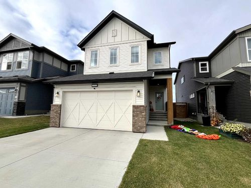 476 Chinook Gate Square Street Sw, House with 3 bedrooms, 3 bathrooms and 4 parking in Airdrie AB | Card Image