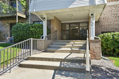 b101-750 Quaker Ln, East Greenwich, RI, 02818-1660 | Card Image