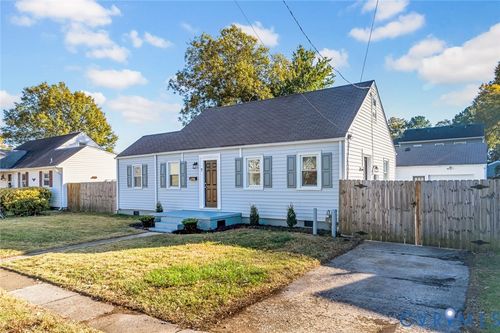 7 Mohican Dr, Portsmouth, VA, 23701-2421 | Card Image
