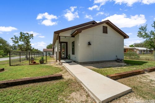 317 E El Paso St, Brackettville, TX, 78832-3204 | Card Image