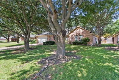 10813 Sierra West Drive, House other with 3 bedrooms, 2 bathrooms and 2 parking in Waco TX | Image 3