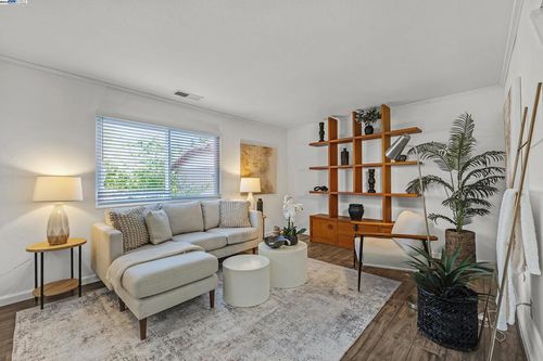 543 Tawny Dr, Pleasanton, CA, 94566-7933 | Card Image