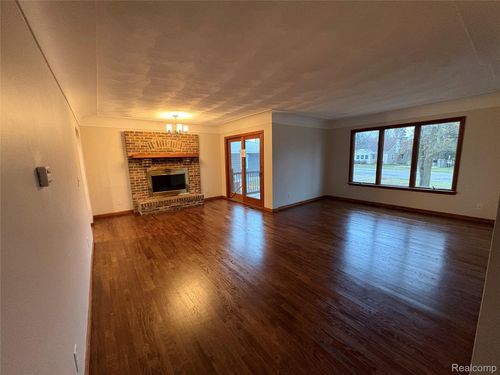 121 Wilkinson St, Chelsea, MI, 48118-1322 | Card Image