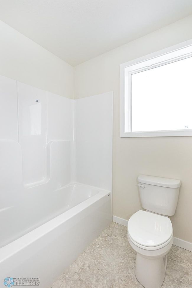 Upstairs Bathroom | Image 19