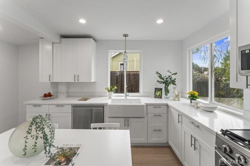 335 Monterey St, Brisbane, CA, 94005-1548 | Card Image