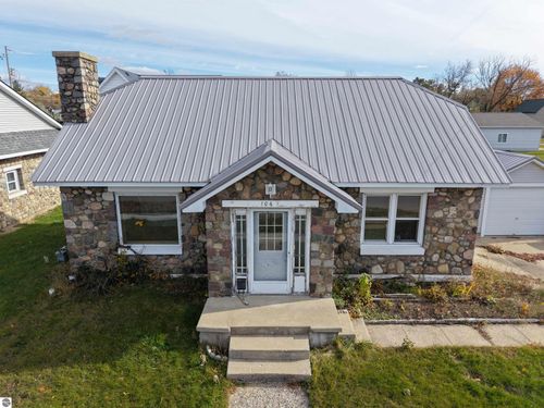 106 S Valley St, West Branch, MI, 48661-1438 | Card Image