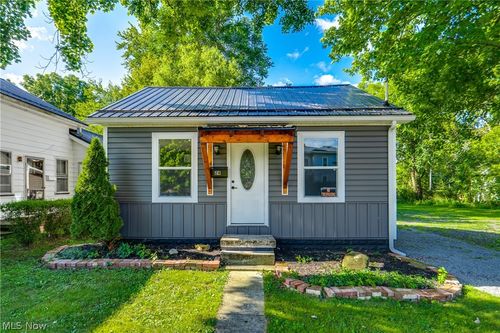24 E Main St, Newton Falls, OH, 44444-1104 | Card Image