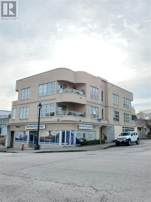 818 12th St, New Westminster, BC, V3M4K1 | Card Image