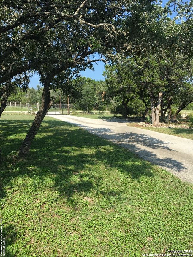 208 Scenic Mountain Dr, House other with 2 bedrooms, 3 bathrooms and null parking in Lakehills TX | Image 55