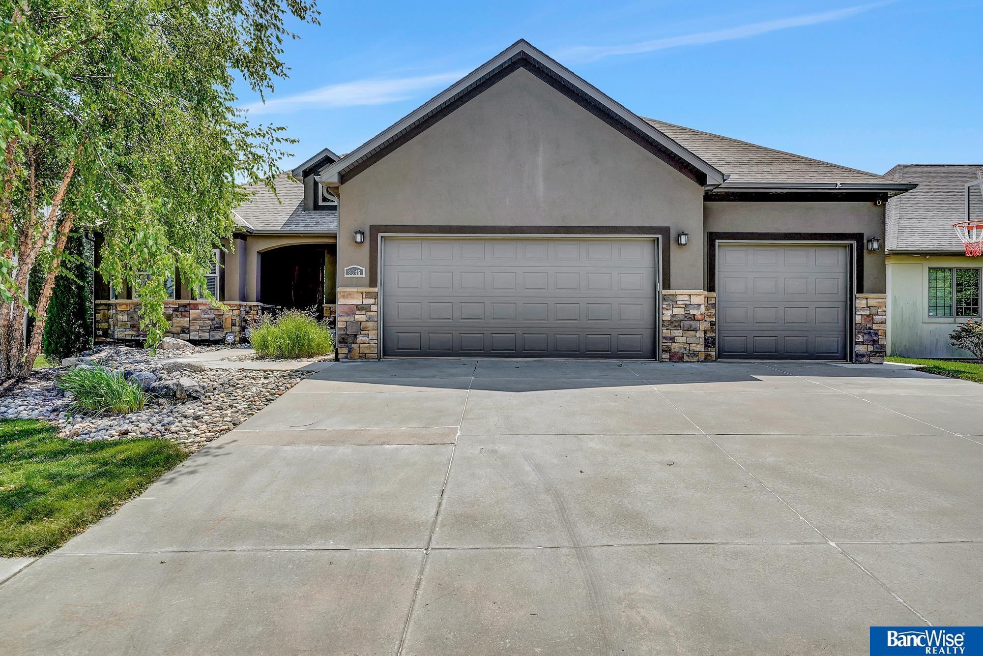 Ravenwood Ln, Lincoln, NE 68526