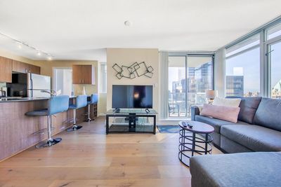 2401 - 610 Granville St, Condo with 1 bedrooms, 1 bathrooms and 1 parking in Vancouver BC | Image 1